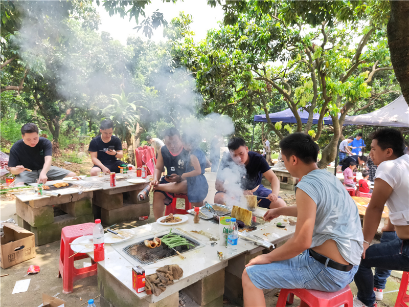 貝朗員工燒烤現(xiàn)場圖片一