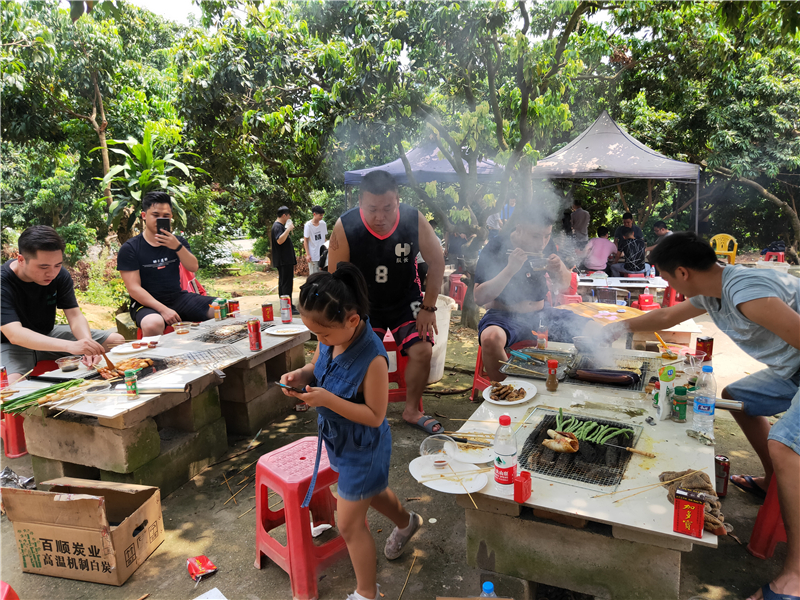 貝朗員工燒烤現(xiàn)場圖片二